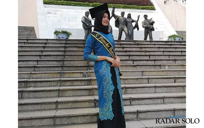 Syarifah ketika wisuda di Jinan University dan suasana Kota Guangzhou lengang