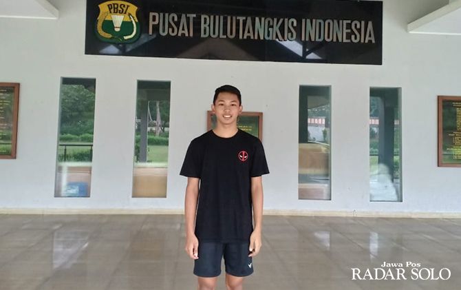 KESEMPATAN BERHARGA: Damas Mawardi saat berada di pintu masuk Pelatnas PBSI di Cipayung, Jakarta Timur.