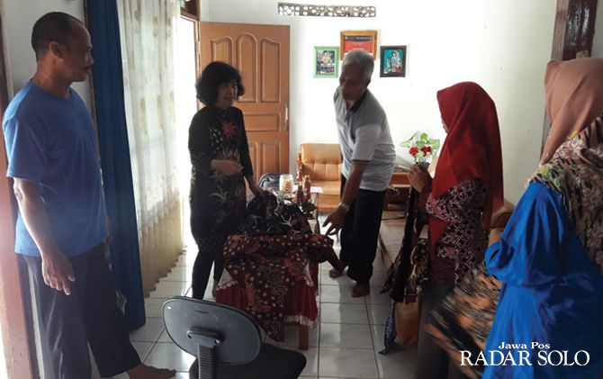 Tim Puspari LPPM UNS mendampingi para perajin Batik Anisa Desa Banyubiru, Kecamatan Widodaren, Ngawi