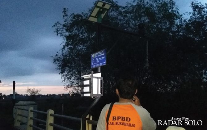 Petugas BPBD Sukjoharjo cek fungsi alat EWS di Kali Samin