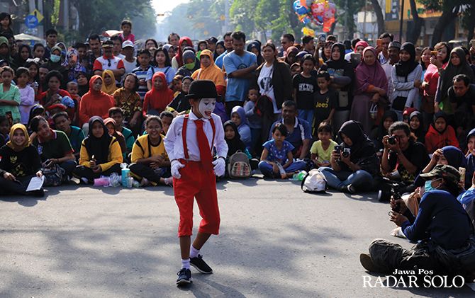 PEDE: Salah satu anak asal kawasan Mojosemar menggelar sebuah pementasan pantomim di acara CFD, kemarin.