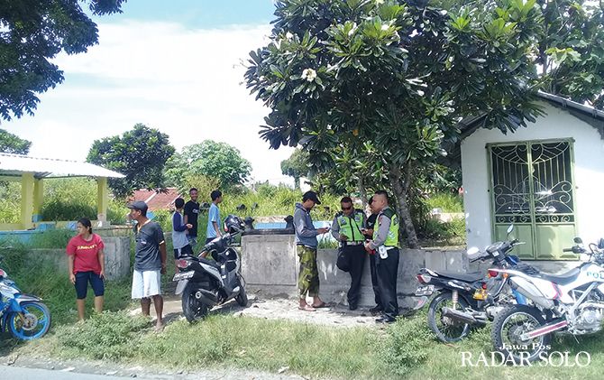 JADI TONTONAN: Lokasi gantung diri.