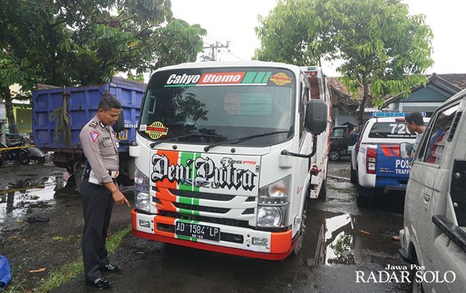 DIAMANKAN: Truk galian C yang terlibat kecelakaan di Jalan Jatinom-Boyolali, kemarin (12/2).