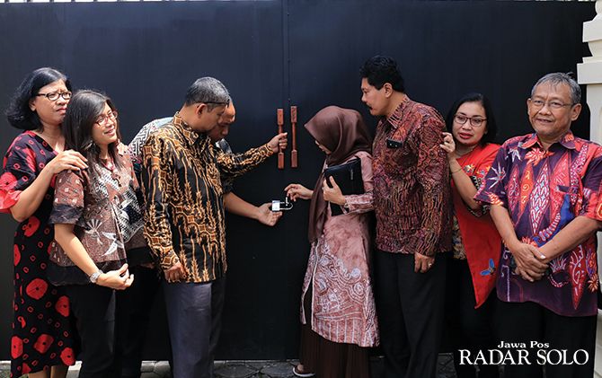 Anggota Komisi IV DPRD Surakarta tidak dapat mengakses kantor depo arsip diarpusda karena gerbang terkunci kemarin (6/3).
