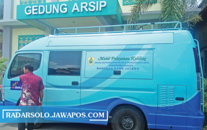 DIOPTIMALKAN: Layanan adminduk keliling milik Dispendukcapil Sragen. (AHMAD KHAIRUDIN/RADAR SOLO)