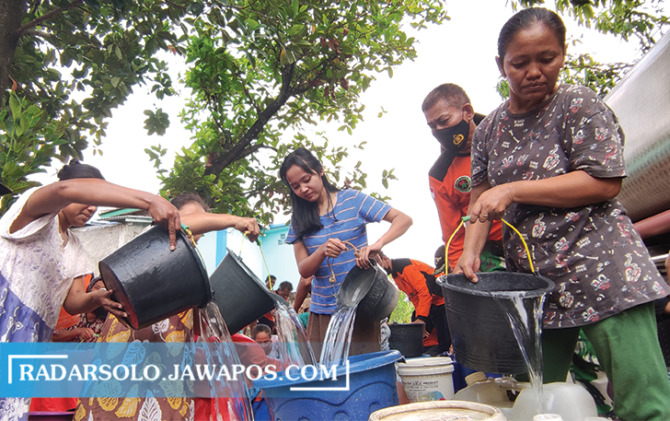 SELALU DINANTI: Warga Desa Bengle, Kecamatan Wonosamodro memanfaatkan dropping air bersih untuk memenuhui kebutuhan sehari-hari, Minggu (17/10) kemarin. (TRI WAHYU CAHYONO/RADAR SOLO)