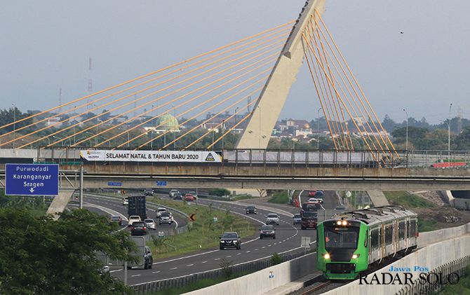 FASILITAS ANYAR: Kereta bandara melintas di tepi jalan tol Solo-Ngawi dalam soft opening kemarin (28/12). Foto bawah, Menhub Budi Karya Sumadi dan Dirut PT KAI Edi Sukmoro tempuh perjalan dari Stasiun Solo Balapan ke Bandara Internasional Adi Soemarmo.
