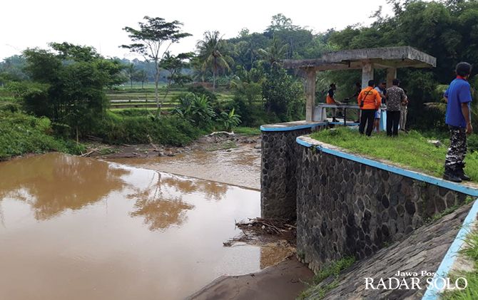 DISISIR: Tim SAR melakukan pencarian lansia diduga hanyut di Bendungan Dlingo, Mojosongo, Boyolali.