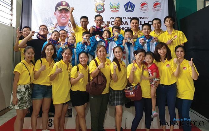 Atlet dan orang tua siswa Sasana Eagle Fist Kung Fu Fighting Solo, usai mengikuti Kapolda Bali Cup 2019 Wushu Open Championship
