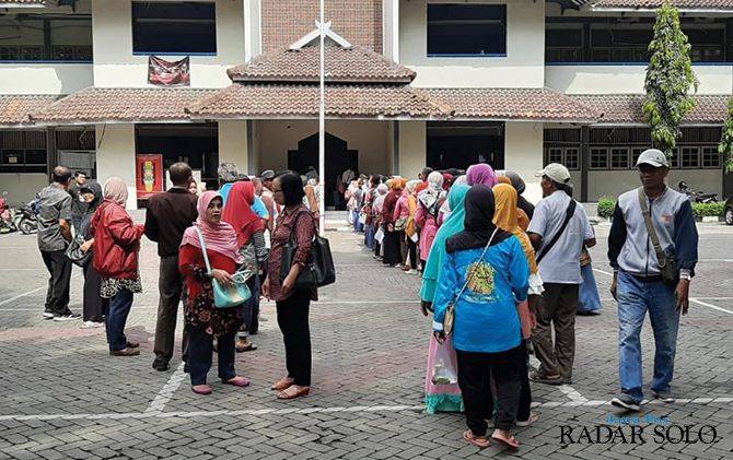 Ratusan eks pekerja PT Tyfountex mengantre untuk memberikan tanda tangan surat kuasa permohonan eksekusi aset PT Tyfountex di kantor BKBH UMS kemarin (26/2).