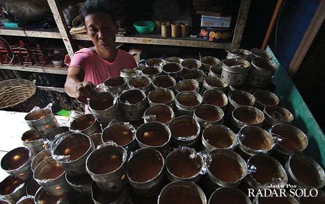 Susana memproduksi kue keranjang di rumah produksinya di kawasan Balong, Sudiroprajan, Jebres, kemarin