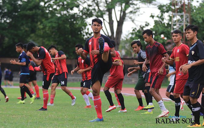 Para pemain Persis Solo menjalani latihan rutin di Stadion Sriwedari