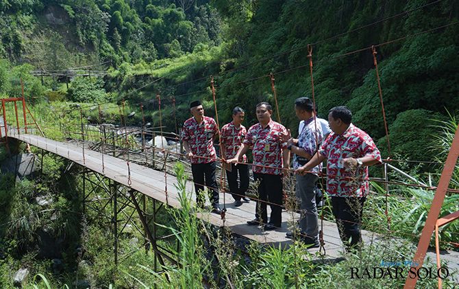 Rombongan Sekda Boyolali meninjau lokasi pembangunan jembatan gantung di Desa Jrakah, Kecamatan Selo, kemarin pagi (14/2).