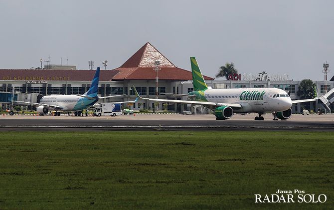 Sejumlah pesawat dari maskapai penerbangan lokal parkir di apron Bandara Internasional Adi Soemarmo Solo. Sejumlah maskapai bakal buka rute baru di Solo.