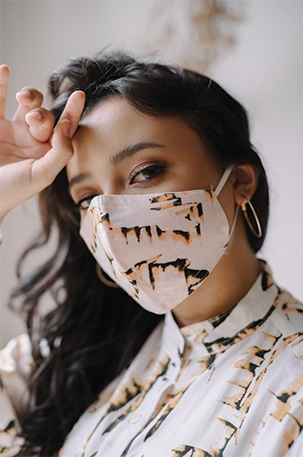 SIMPLE ELEGANT: Padu padan eye make-up yang sempurna, memancarkan aura kecantikan perempuan meskipun mengenakan masker. (ISTIMEWA)