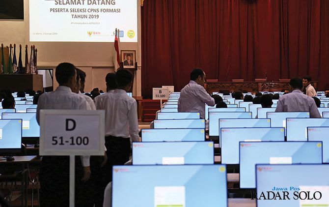 KETAT: Peserta mengikuti seleksi CPNS di auditorium UNS belum lama ini.