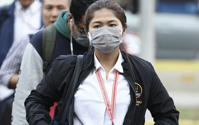 Ilustrasi-Mengenakan masker salah satu cara mencegah penularan virus korona
