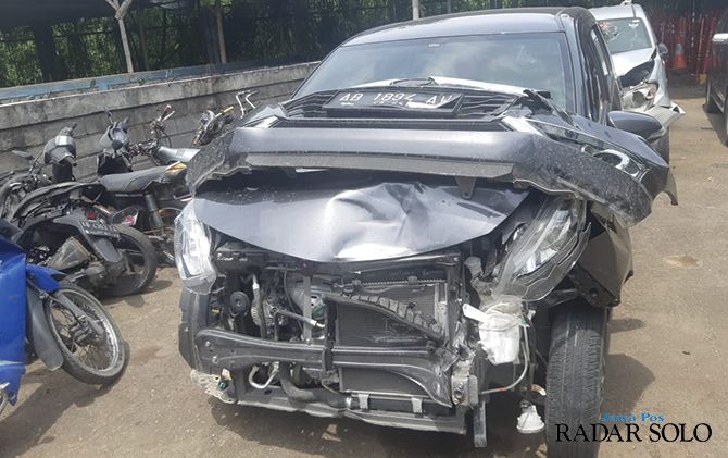 Mobil sedan terlibat laka karambol diamankan di Unit Laka Polres Klaten, kemarin (13/1)