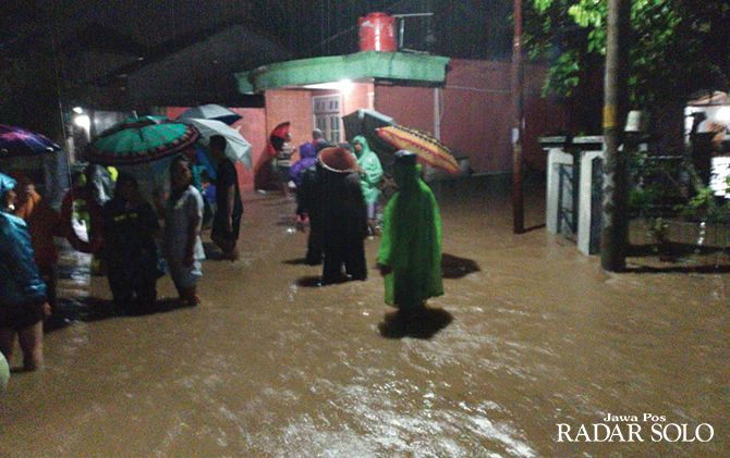 HARUS BERSABAR: Warga Dusun Nanggan, Desa Gemantar, Kecamatan Selogiri menunggu dievakuasi ke tempat aman.&nbsp;