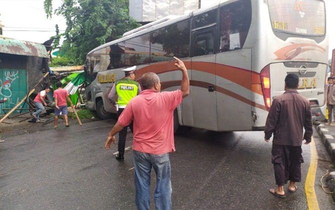 Bus Mira menabrak kios cukur rambut Madura di Jalan Ahmad Yani, Mendungan, Kartasura.