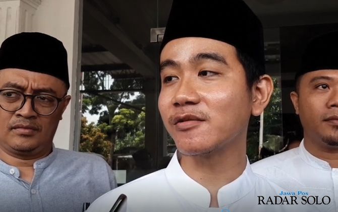 Bakal calon wali kota Surakarta Gibran Rakabuming Raka saat menyambangi kantor DPC PDIP Surakarta, Jumat (28/2).