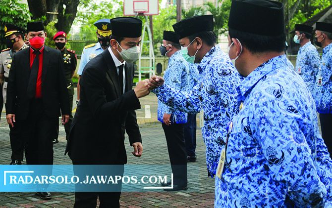 BUTUH PROSES: Wali Kota Surakarta, Gibran Rakabuming Raka saat berinteraksi dengan sejumlah ASN usai upacara di Balai Kota Surakarta beberapa waktu lalu. (RADAR SOLO PHOTO)