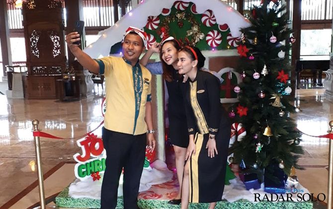 WARNA-WARNI: Ginger House menghias lobi Lorin Solo Hotel jelang Natal.