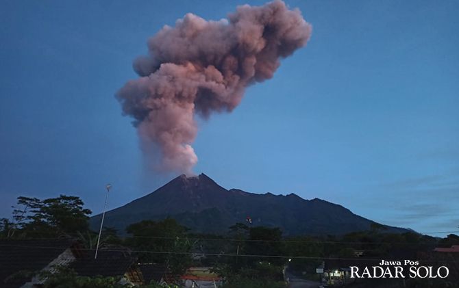 Gunung Merapi saat meletus terlihat dari Desa Balerante, Kecamatan Kemalang