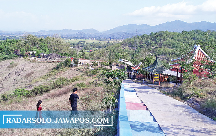 MULAI BUKA: Pengunjung menikmati panorama alam Gunung Pegat di Desa Karangasem, Bulu, Sukoharjo, kemarin (10/10). (IWAN KAWUL/RADAR SOLO)