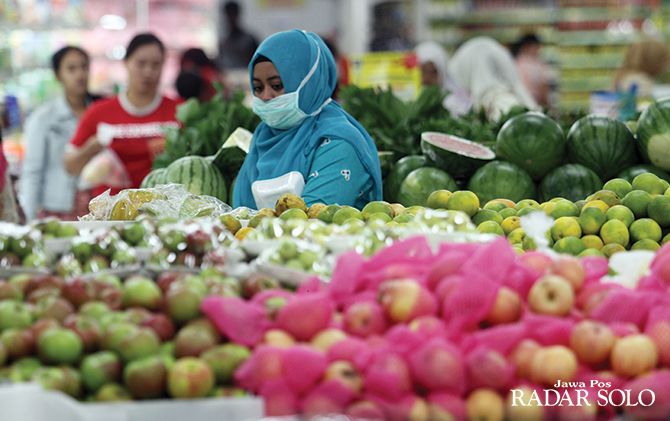 TERDAMPAK: Komoditas buah lokal dijual di salah satu supermarket besar di Kota Solo. Wabah korona di Tiongkok menyebabkan keran impor buah macet.