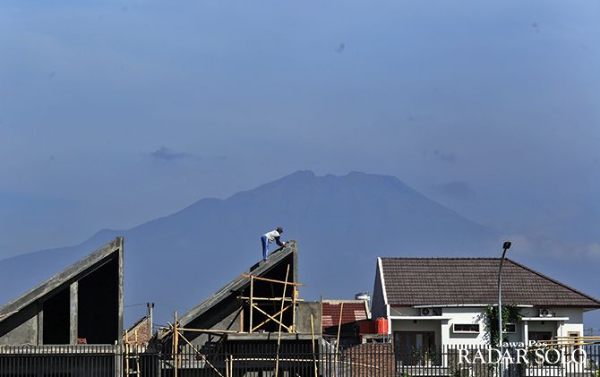 NYAMAN: Foto ilustrasi pekerja menyelesaikan pembangunan kawasan perumahan. Lokasi strategis di pusat kota jadi incaran.&nbsp;&nbsp;