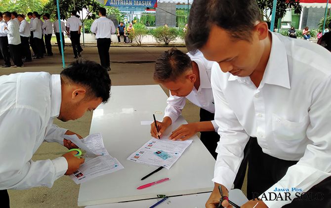 Peserta seleksi CPNS melakukan kelengkapan berkas sebelum mengikuti tes.
