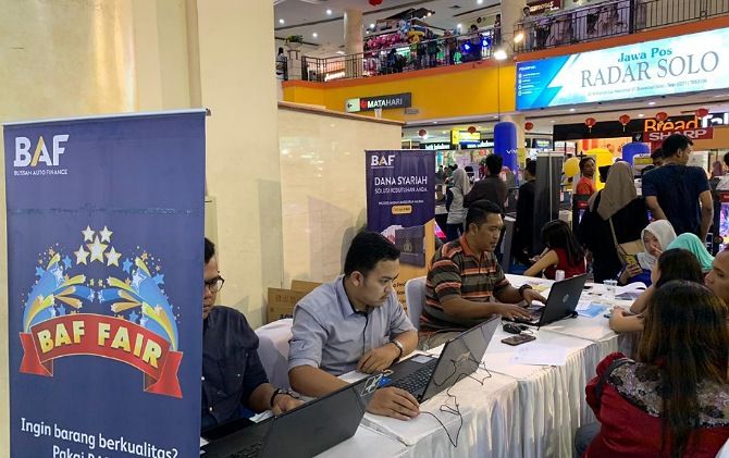 Calon konsumen mengantri layanan tim Kredit Analis di BAF Fair. BAF buktikan pengajuan pembiayaan dengan proses mudah dan cepat.