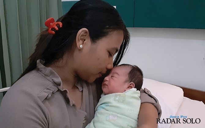 HARI BAHAGIA: Dewi Suryani dan bayinya yang lahir di tahun Kabisat kemarin (29/2).