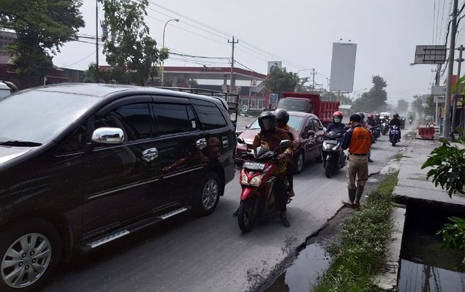 BPBD Bagikan msker di simpang empat Telukan, Grogol.