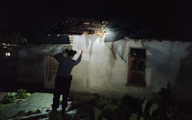Rumah warga yang rusak akibat tertimpa pohon tumbang di Tirtomoyo, Selasa sore (25/2).