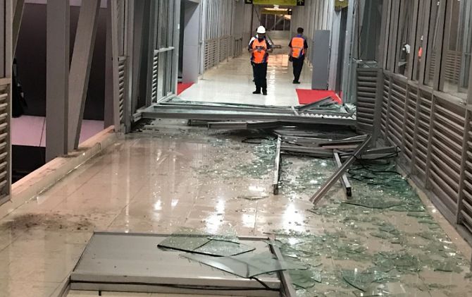 Sejumlah kaca dan rangka skybridge ambrol diterpa angin kencang