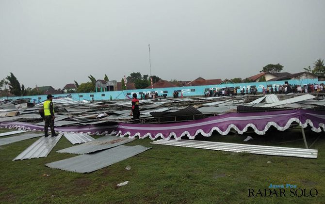 Tenda pengajian roboh setelah diterjang angin kencang disertai hujan deras di Lapangan Desa Gombang, Kecamatan Cawas, Klaten, Jumat (13/12)