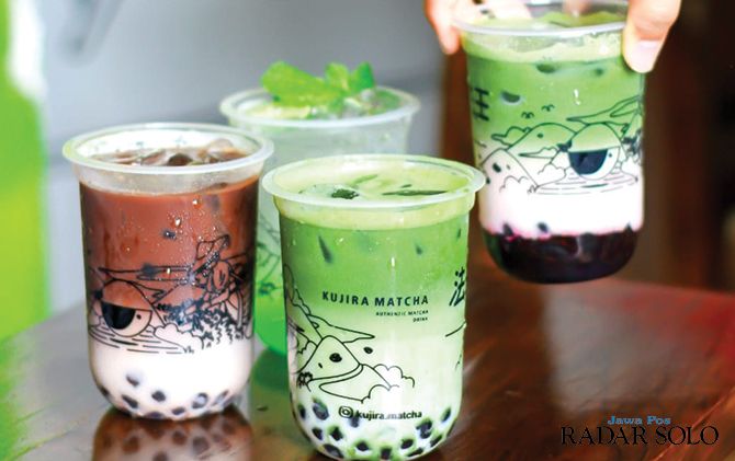 Aneka varian matcha racikan Kujira Matcha dengan matcha dan alat tradisional asli Jepang