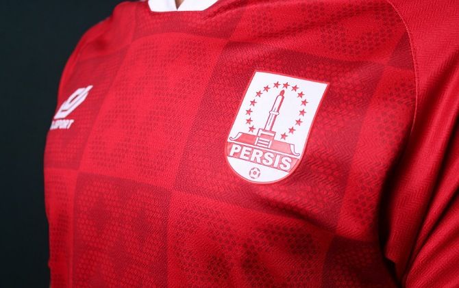 JERSEY resmi Persis musim ini akhirnya resmi dirilis. Jersey ini karya DJ Sport selaku apparel resmi musim ini.Dari kejauhan jersey ini terlihat merah polos mendominasi. Dengan sedikit aksen gradasi warna putih yang ada di bagian kerah, pundak, dan ujung