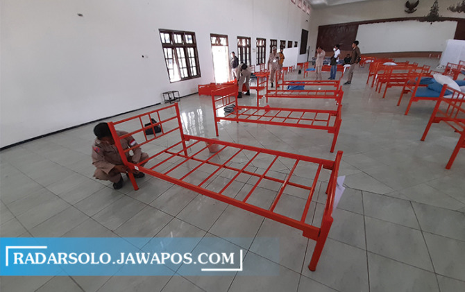 DIBONGKAR: Personel BPBD Karanganyar mengemasi tempat tidur isolasi di Gedung Wanita Karanganyar, kemarin (20/10). (RUDI HARTONO/RADAR SOLO)