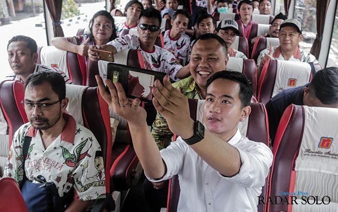 Gibran bersama para relawan dalam perjalanan mendaftar ke kantor DPD PDIP Jateng, Semarang, Kamis (12/12)