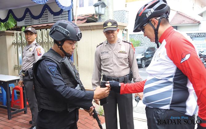 TURUN LAPANGAN: Kapolda Jateng Irjen Pol Rycko Amelza Dahniel cek amunisi anggota yang berjaga di pospam gereja, Sabtu (28/12).