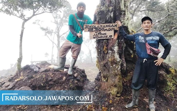 Warga saat melakukan pembersihan terhadap jalur pendakian puncak bukit Jobolarangan, di wilayah Wonorejo, Jatiyoso, Karanganyar. (ISTIMEWA)