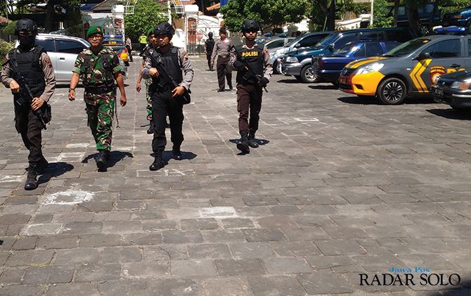 ILUSTRASI: Jajaran Polres Boyolali melakukan penyisiran gereja guna memastikan ibadah Natal aman tahun lalu.  (RADAR SOLO PHOTO)