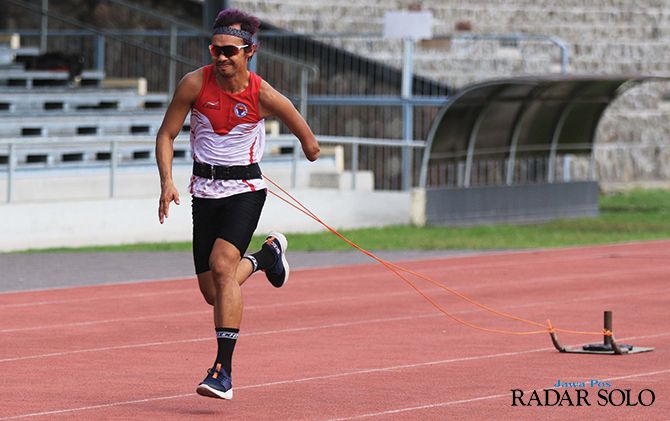Atlet atletik NPC Indonesia Setyo Budi Hartanto tengah berlatih di lintasan atletik Stadion Sriwedari jelang Asean Para Games 2020, kemarin (19/12)