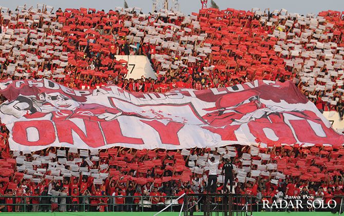 Euforia dukungan Pasoepati saat mengawal Persis Solo di Stadion Manahan.