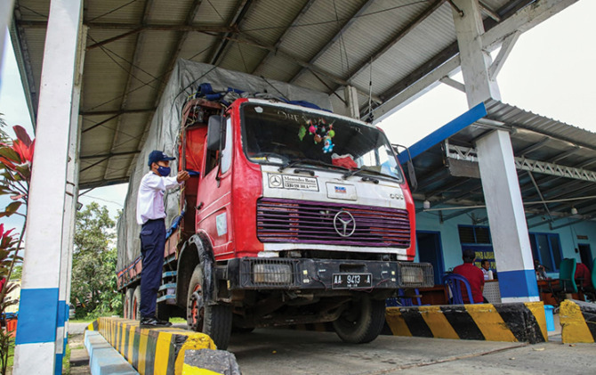 TEGAS: Petugas di jembatan timbang komitmen tidak melakukan pungli. (PEMPROV JATENG FOR RADAR SOLO)