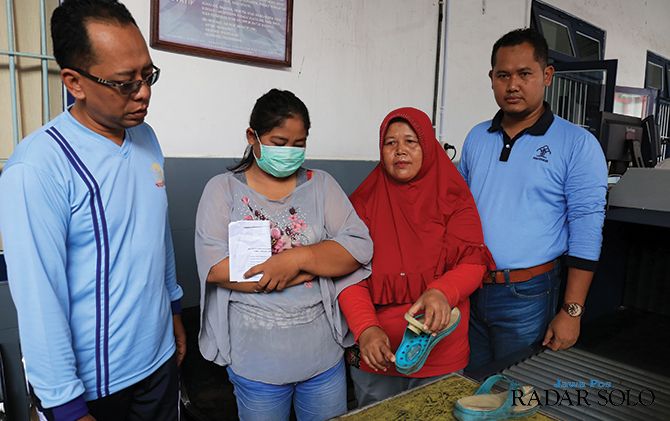 ES (memakai masker) hanya bisa tertunduk saat kedapatan menyembunyikan sabu dalam sandal