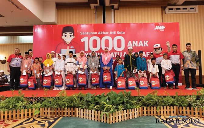 Berbagi Kebahagiaan: Direksi dan Manajemen JNE Solo bersama perwakilan anak yatim piatu dan duafa usai mengikuti Santunan Akbar 1.000 Anak Yatim dan Duafa di Ballroom The Sunan Hotel Solo, Minggu pagi (19/1).